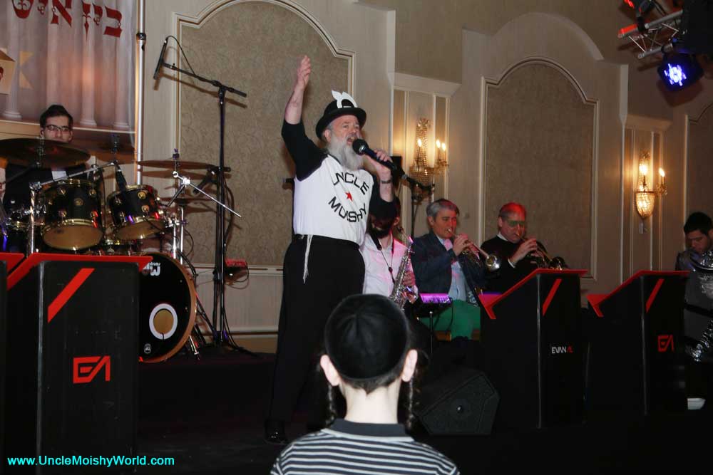 Uncle Moishy performing at Bein Ish Purim.