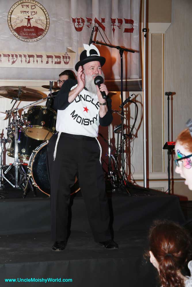 Uncle Moishy in a live performance at Bein Ish Purim.