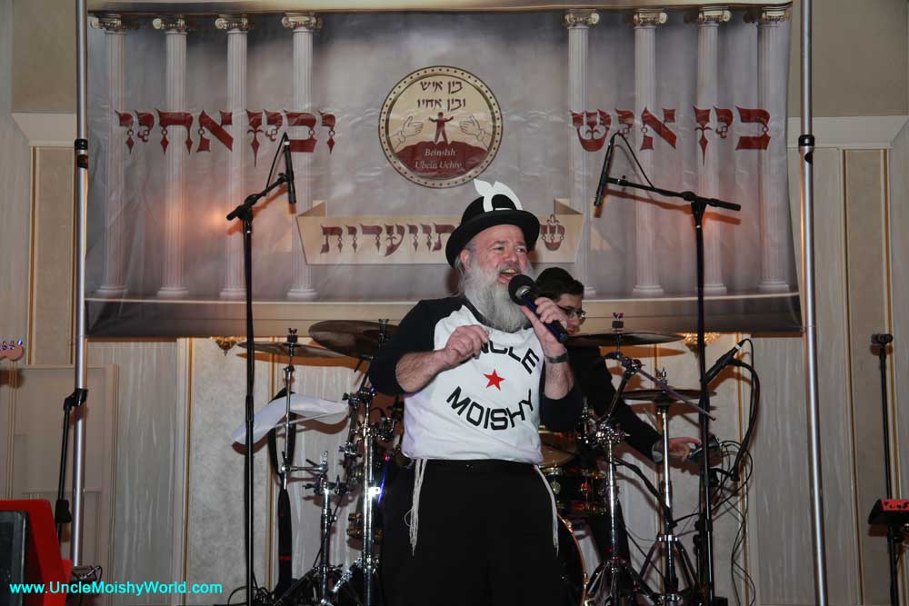 Uncle Moishy performing at Bein Ish Purim.