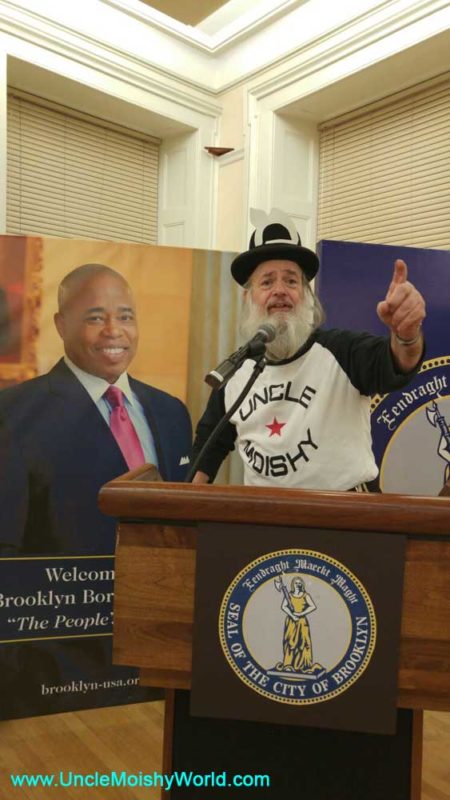Uncle Moishy at Brooklyn City Hall Channukah.