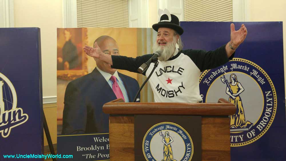 Uncle Moishy at Brooklyn City Hall Channukah.