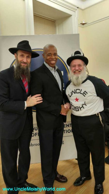 Uncle Moishy at Brooklyn City Hall Channukah.