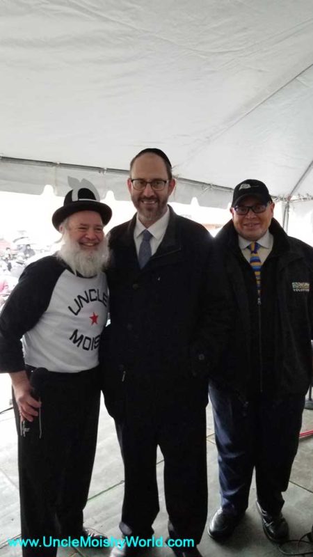 Uncle Moishy Posing for a Picture Before His Cojo Flatbush Pesach Concert.