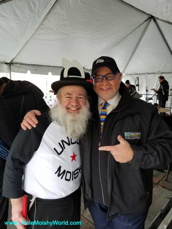 Moishy Tanenbaum Posing for a Photo at Cojo Flatbush Pesach.