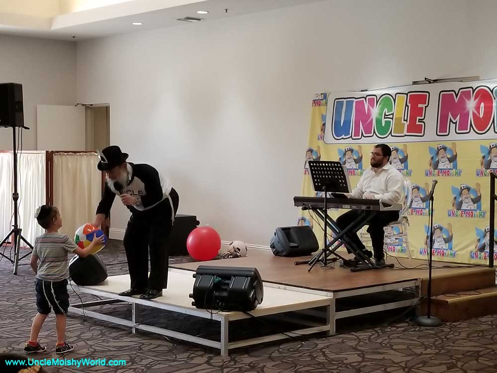 Uncle Moishy taking a moment with one of his adoring fans.