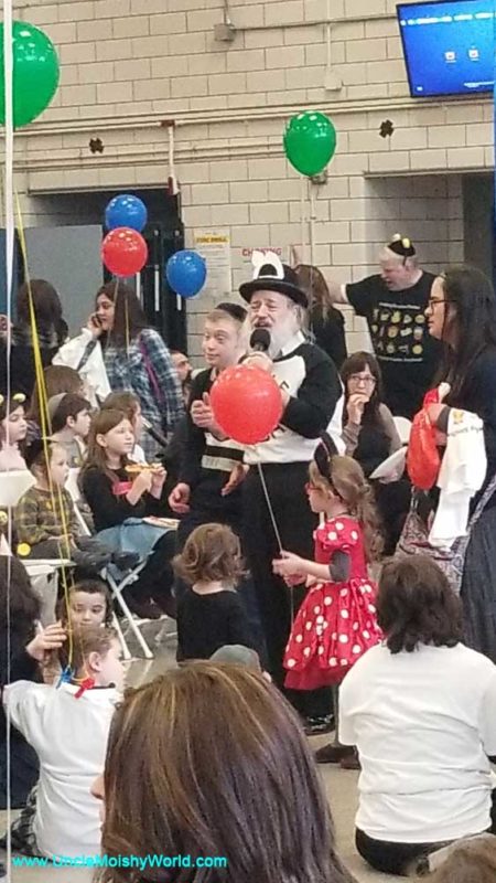 Uncle Moishy singing fans favorites to Jewish children and adults at the Tafkid Family Purim Festival.