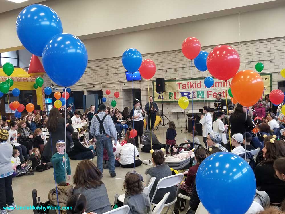 Uncle Moishy performing to a packed house at the Tafkid Family Purim Festival.