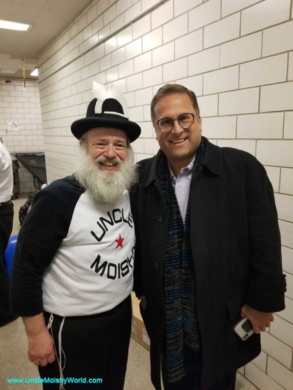 Uncle Moishy posing with friends just before his "Welcome Album Tour" concert at the Tafkid Family Purim Festival.