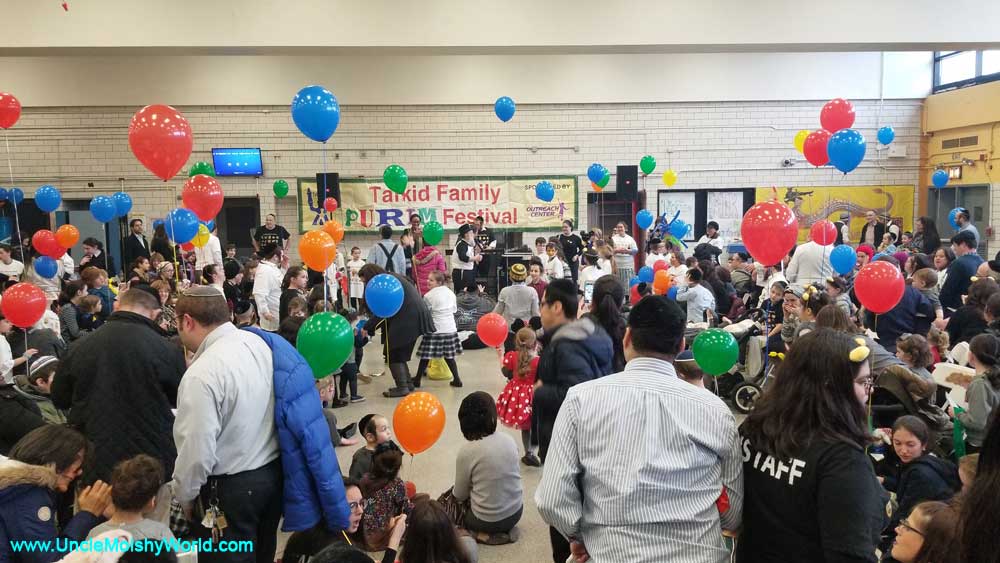 Uncle Moishy entertaining fans at the Tafkid Family Purim Festival.
