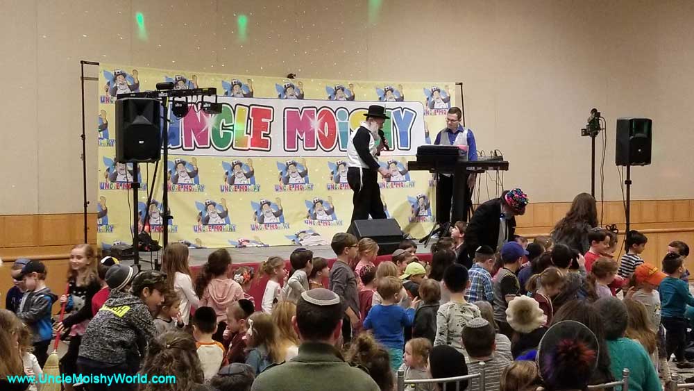 With the stage set, Uncle Moishy gets ready to entertain his adoring fans.