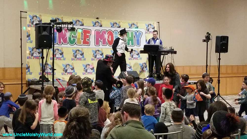 Final preparations on stage for the "Welcome Album Tour" starring the original Uncle Moishy.