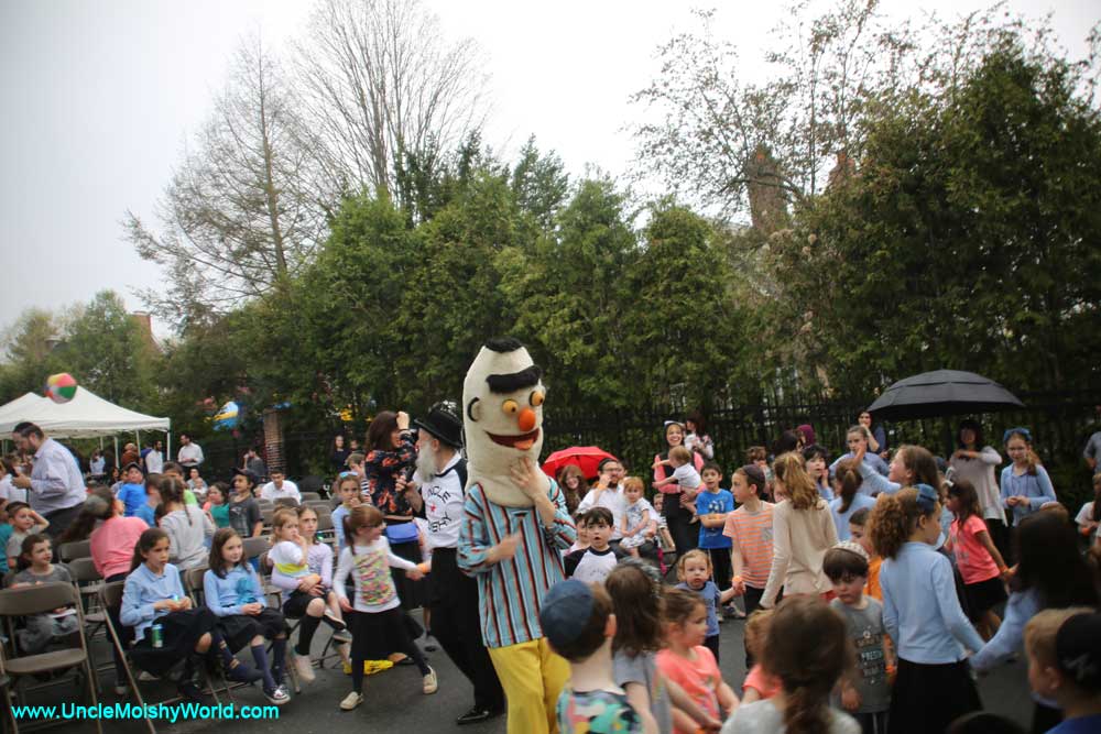 Entertaining the audience as they arrive before the Uncle Moishy concert in Waterberry, Connecticut.