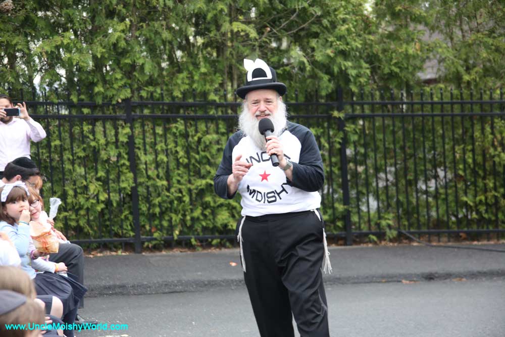 The original Uncle Moishy singing at his Jewish children's music concert.
