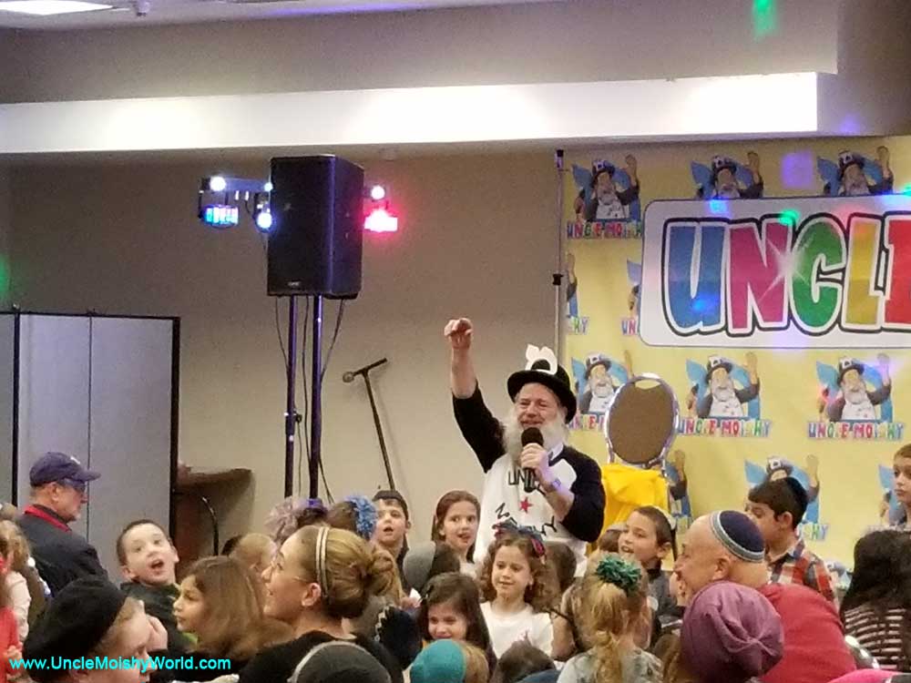 Uncle Moishy during his "Welcome Album Tour" at the Woodmere Pesach in 2018.