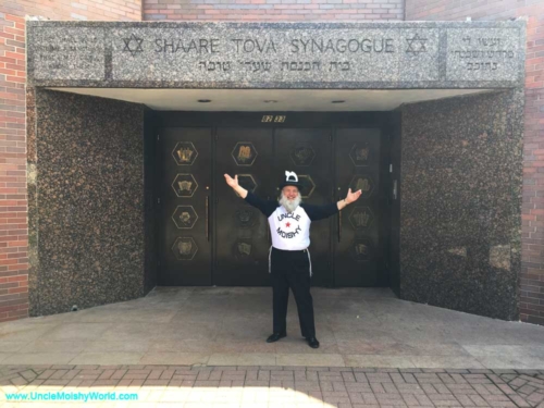 Uncle Moishy posing in front of the Shaare Tova Synagogue at the Queens Pesach before his concert.