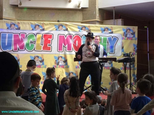 Moishe Tanenbaum entertaining an audience during his "Welcome Album Tour".